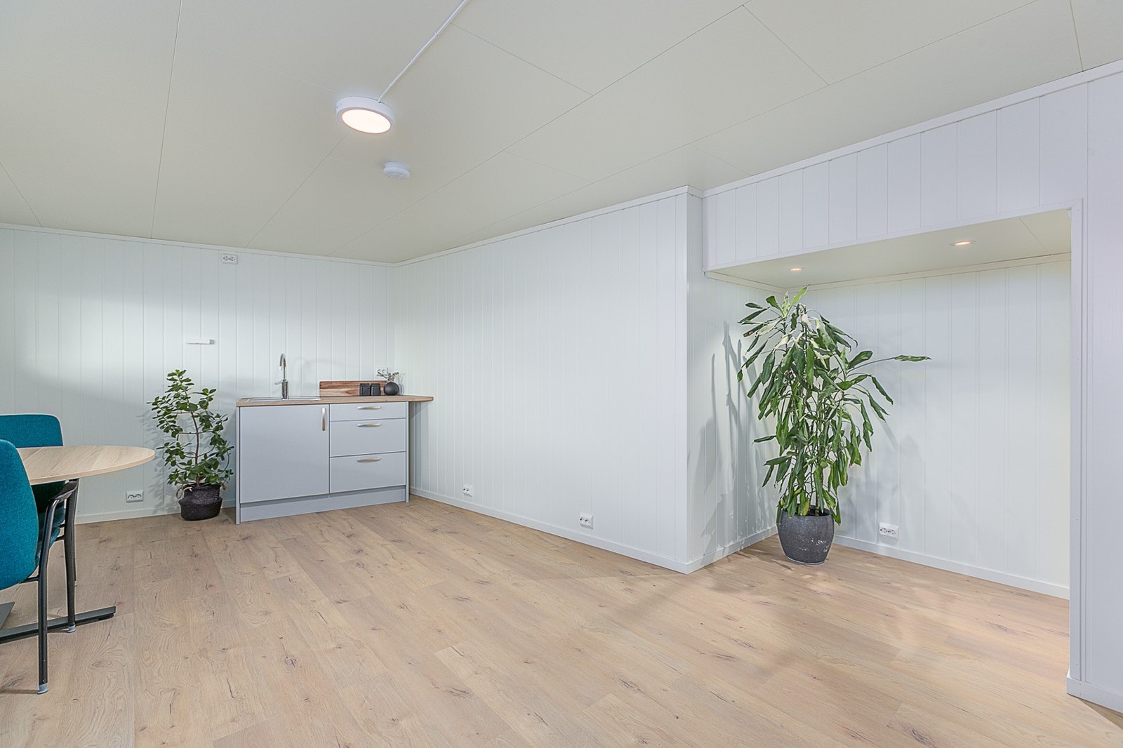I stuen står det en mindre kjøkkeninnredning og det er lagt opp strøm for komfyr. Galleribilde