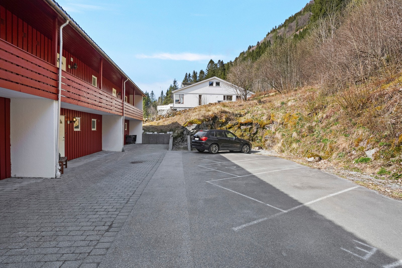 Leiligheta disponerer en fast plass på parkeringsarealet like ved inngangspartiet Galleribilde