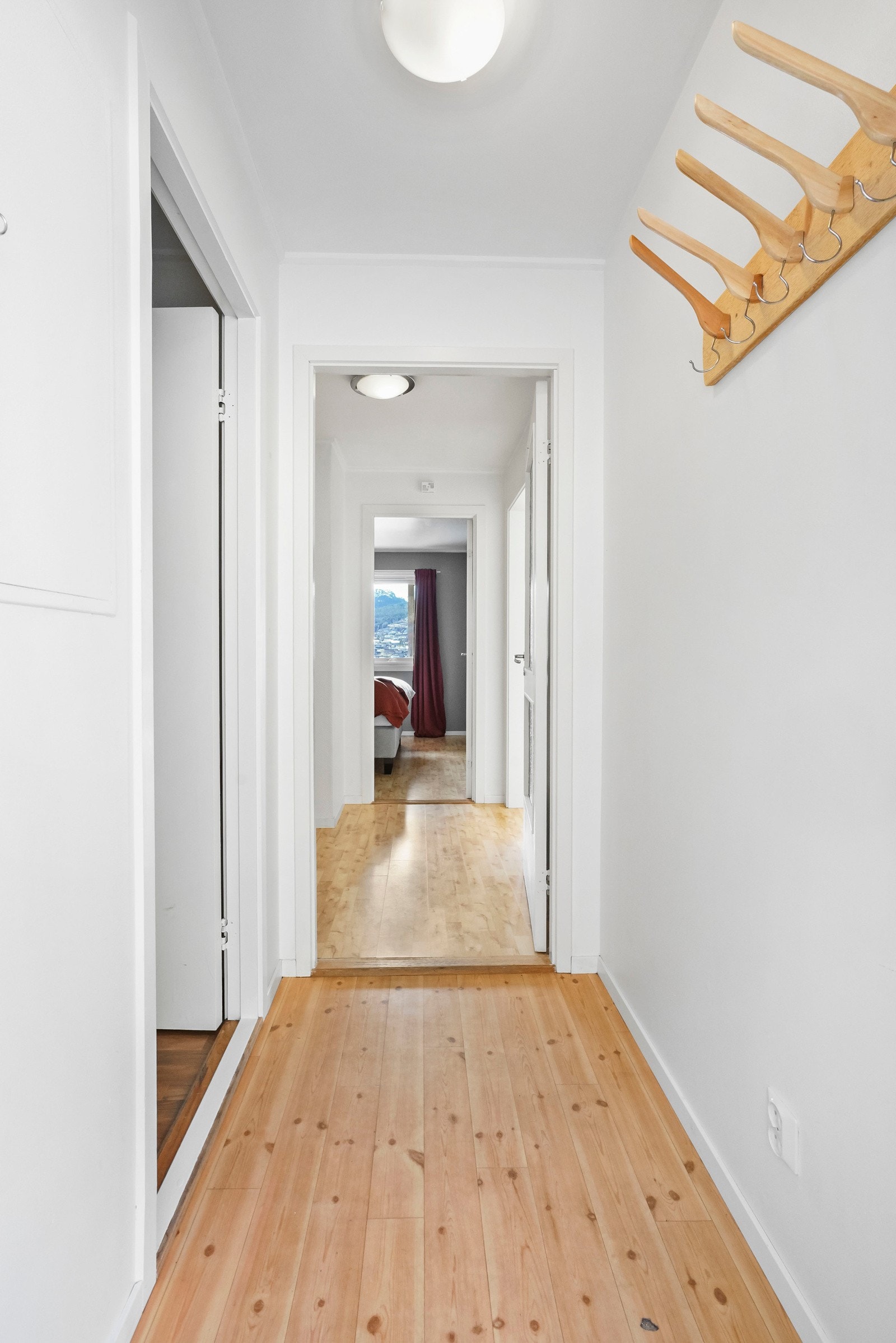 Entre med tilhørende bod Galleribilde