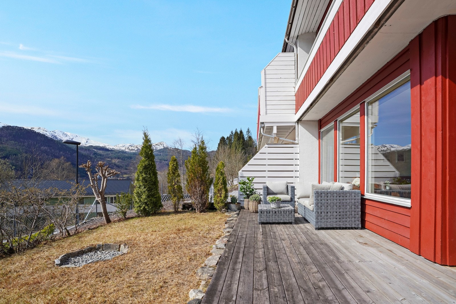 Fra stua er det adkomst ut til solrik terrasse med et areal på ca. 18m2 Galleribilde