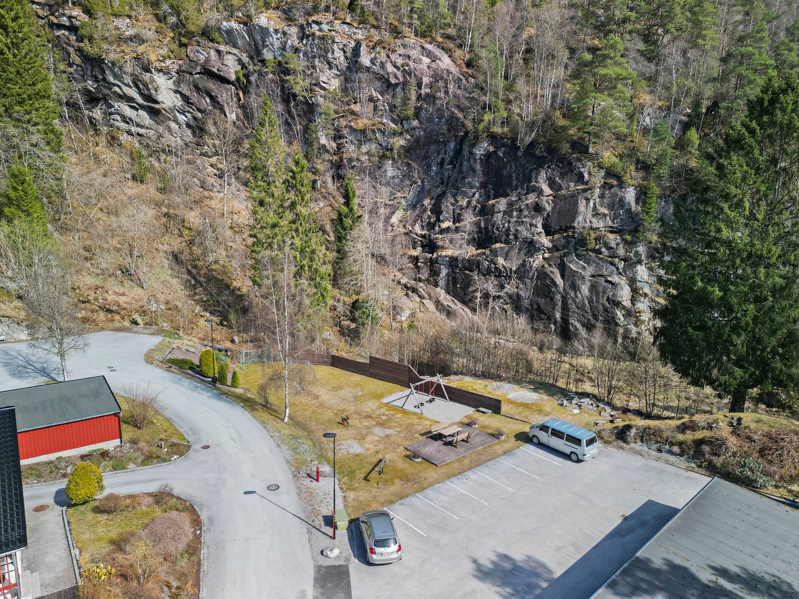 Fellesområde i borettslaget er bla. opparbeida med leikeplass, grøntarealer og gjesteparkeringsplasser Galleribilde