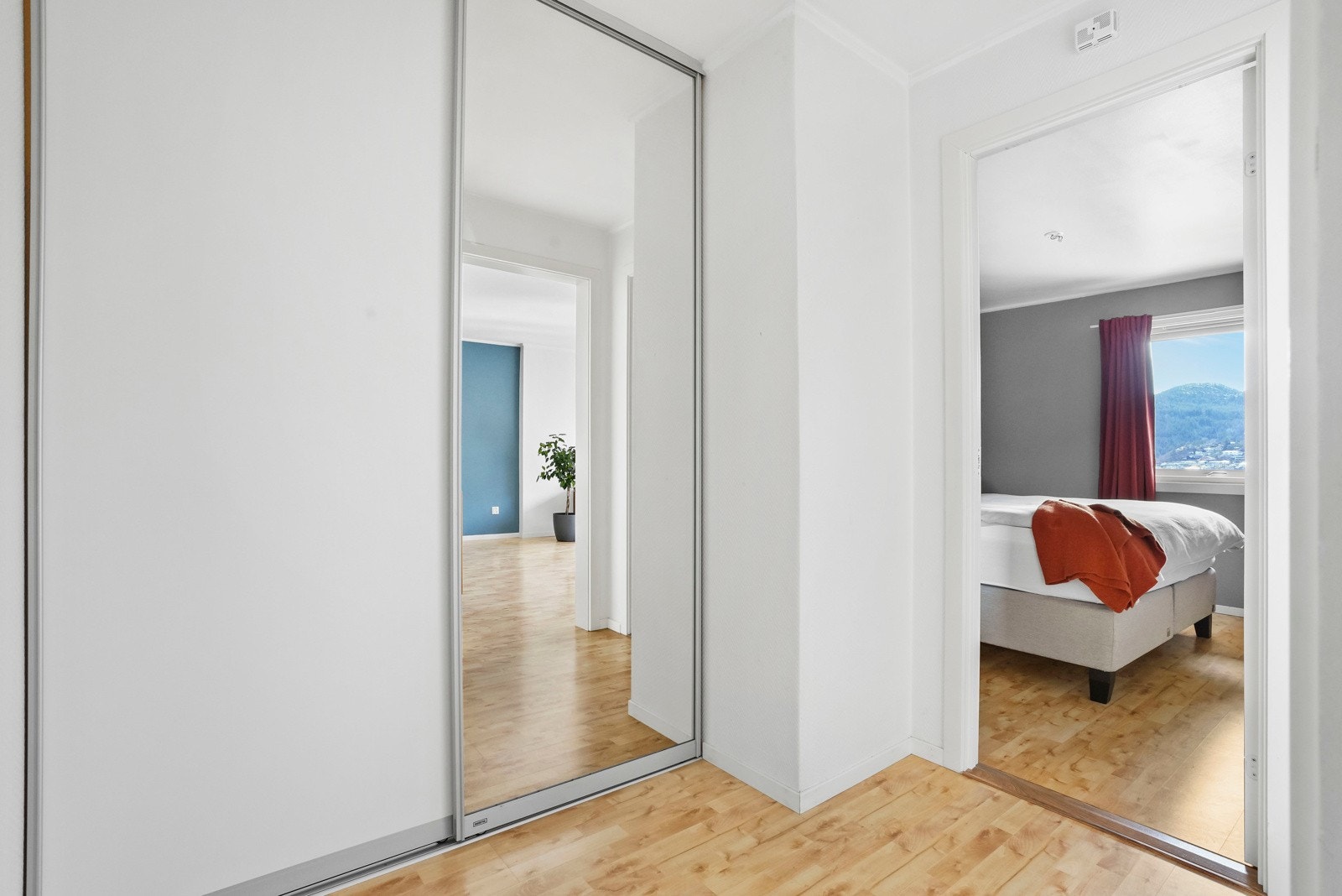 Mellomgang med skyvedørsgarderobe Galleribilde