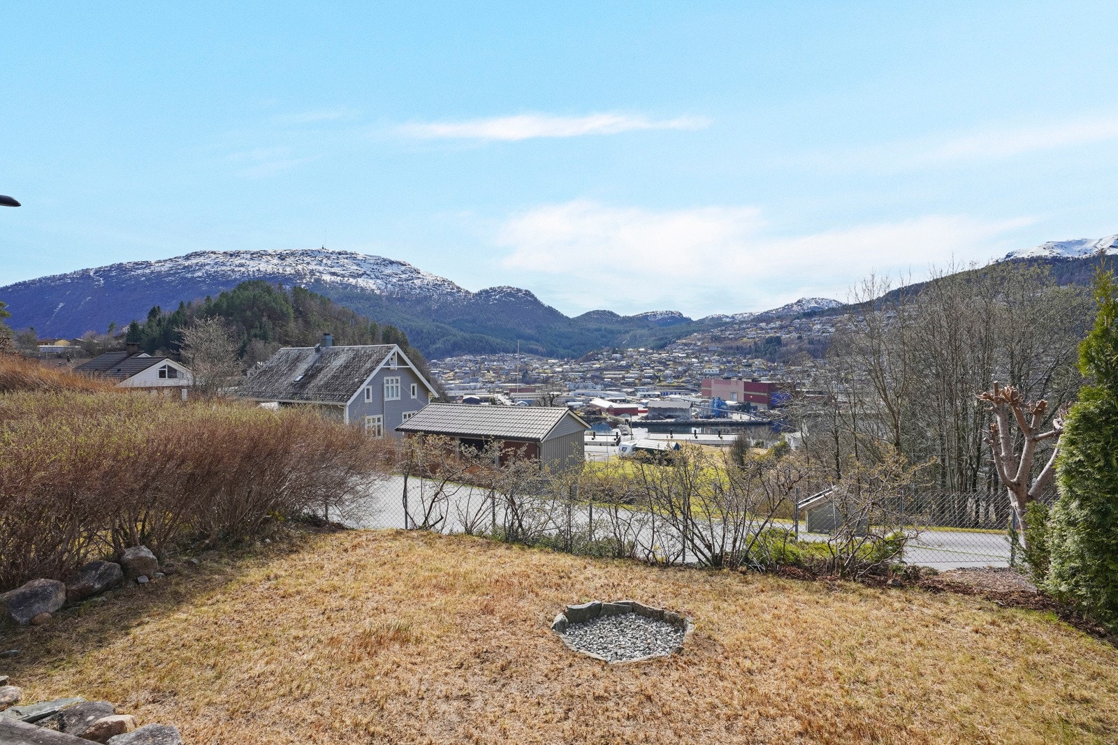 Fra leiligheten er det utsikt mot sentrum og indre del av fjorden Galleribilde