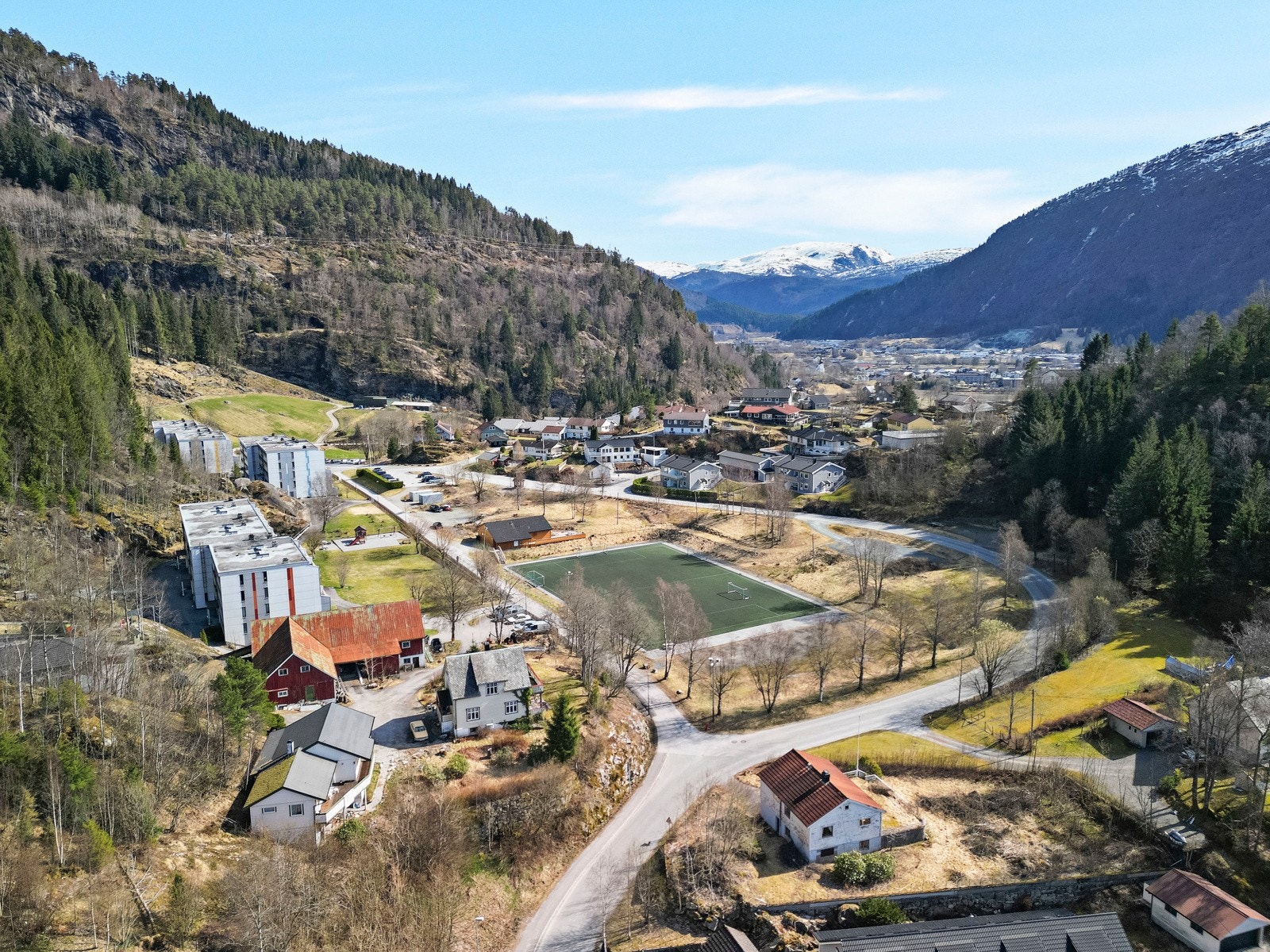 Nærområde byr bla. på fine turmuligheter og kunstgrasbane på Haugum Galleribilde