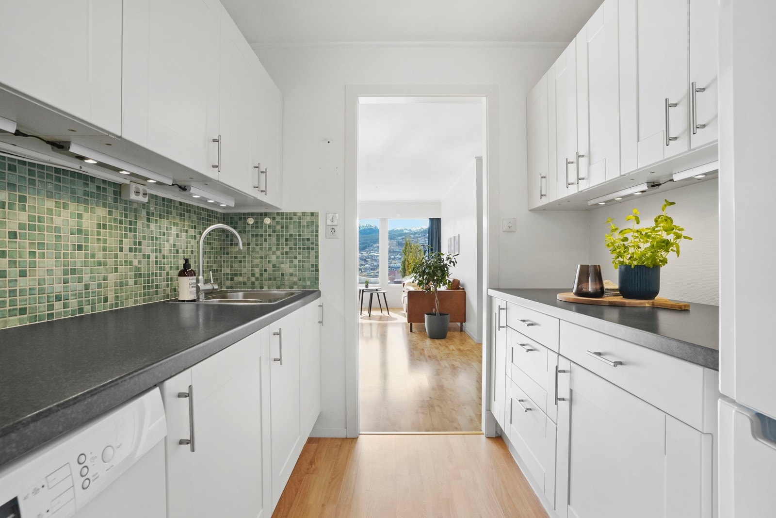 Kjøkkenet har en romslig innredning med mye skap- og benkeplass Galleribilde