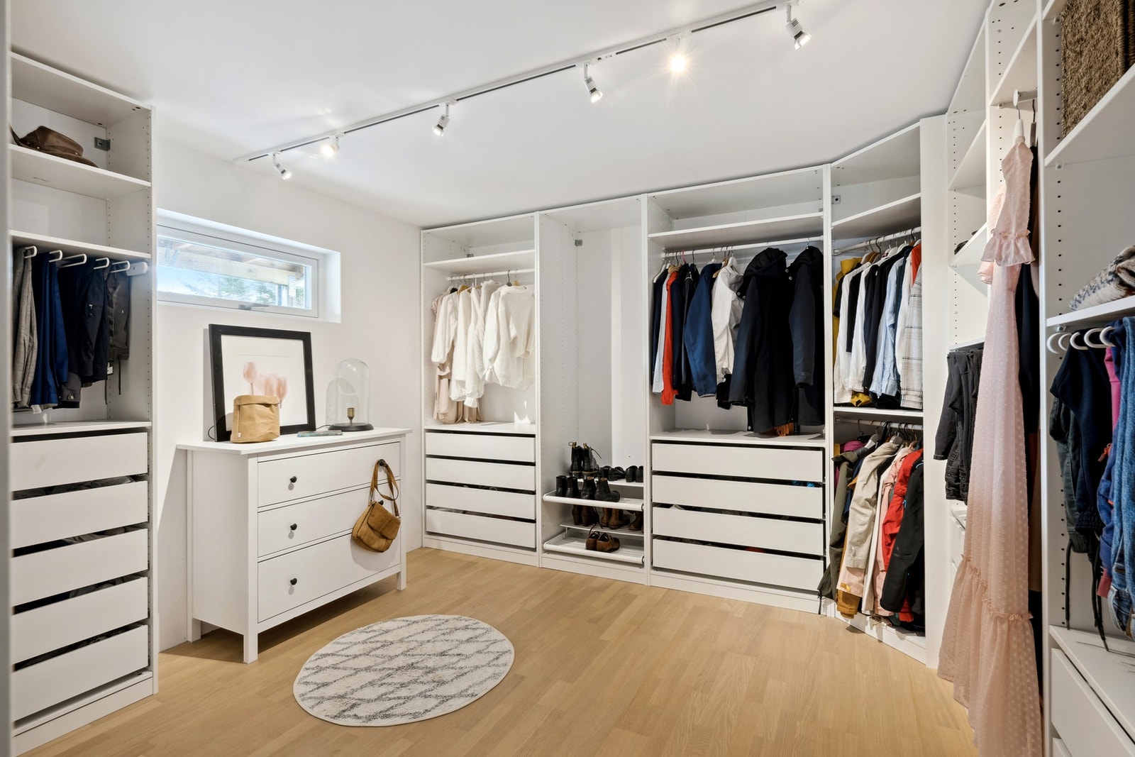 Walk-in closet på hele 15m² Galleribilde