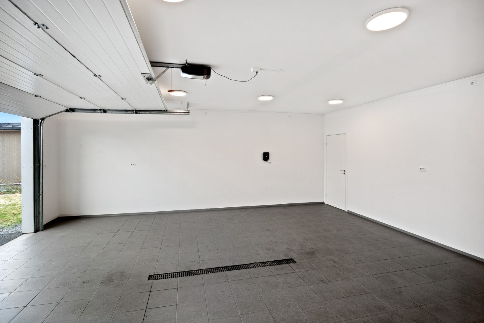 Dobbeltgarasje med elbillader, el-portåpner, gulvvarme og tilhørende utstyrsbod Galleribilde