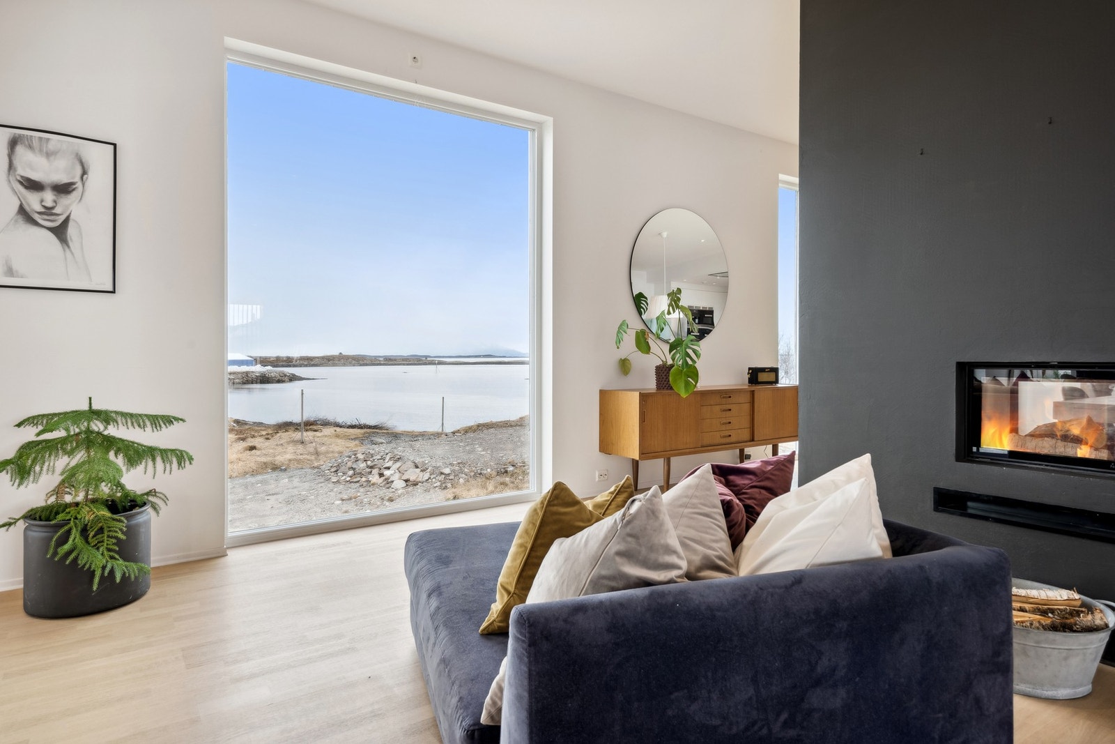 I stuen er det store selvrensende vindusflater hvor du får enestående utsiktsforhold Galleribilde