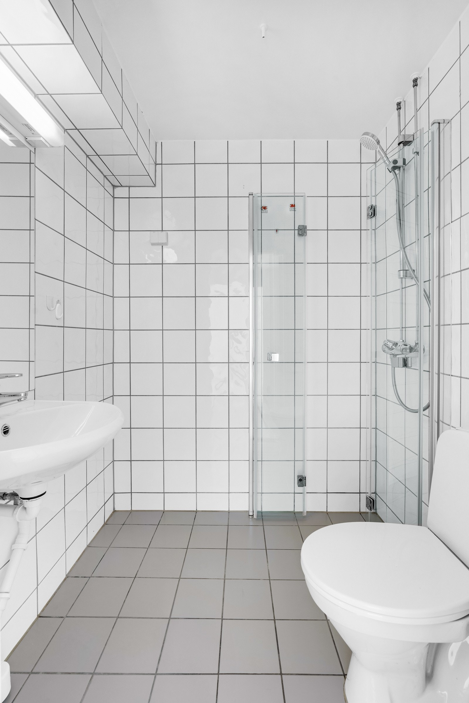 Badet har varmekabler på gulv. Galleribilde