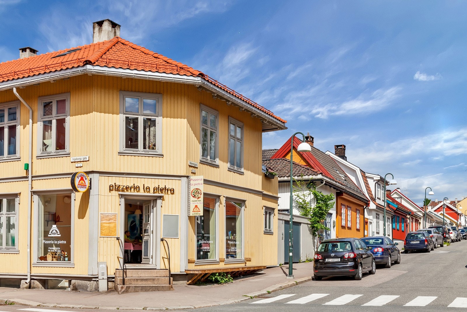 Nærmiljøet har flere restauranter og kafeer. Galleribilde