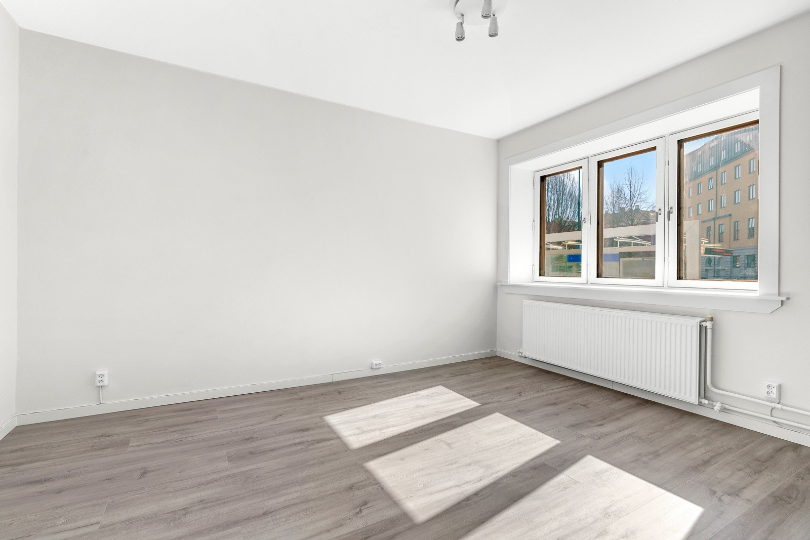 Det er lagt ny 1-stavs laminat i 2023 og nyoppussede vegger/tak i 2023. Galleribilde