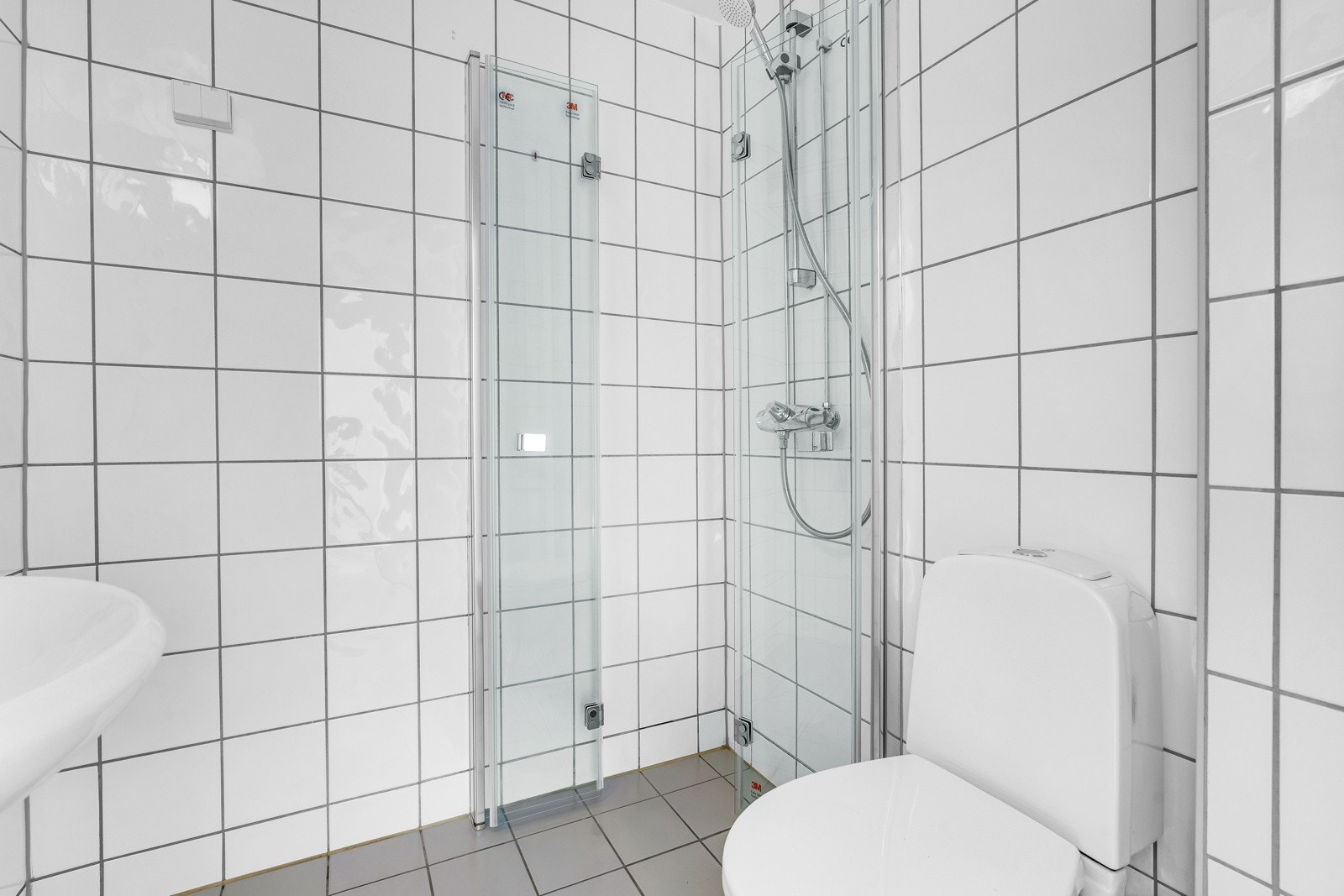 Dusjhjørne med plassbesparende glassvegger. Galleribilde