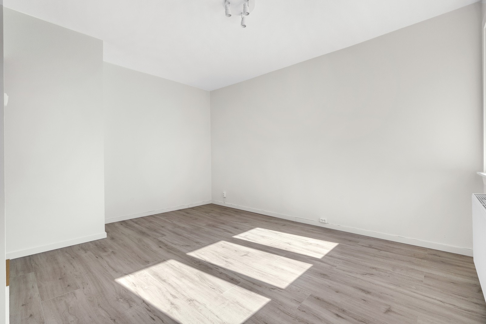 Stuen har flere møbleringsmuligheter med plass til sofagruppe og spisebord. Galleribilde