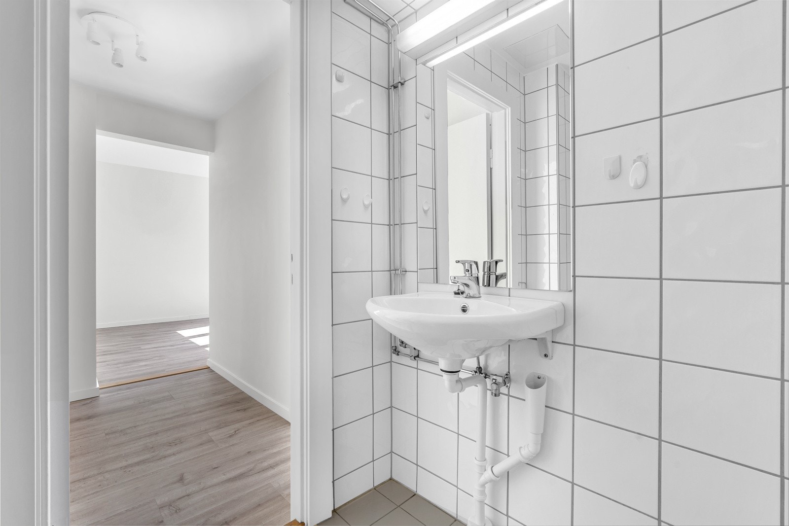 Badet har opplegg til vaskemaskin. Borettslaget har også fellesvaskeri. Galleribilde