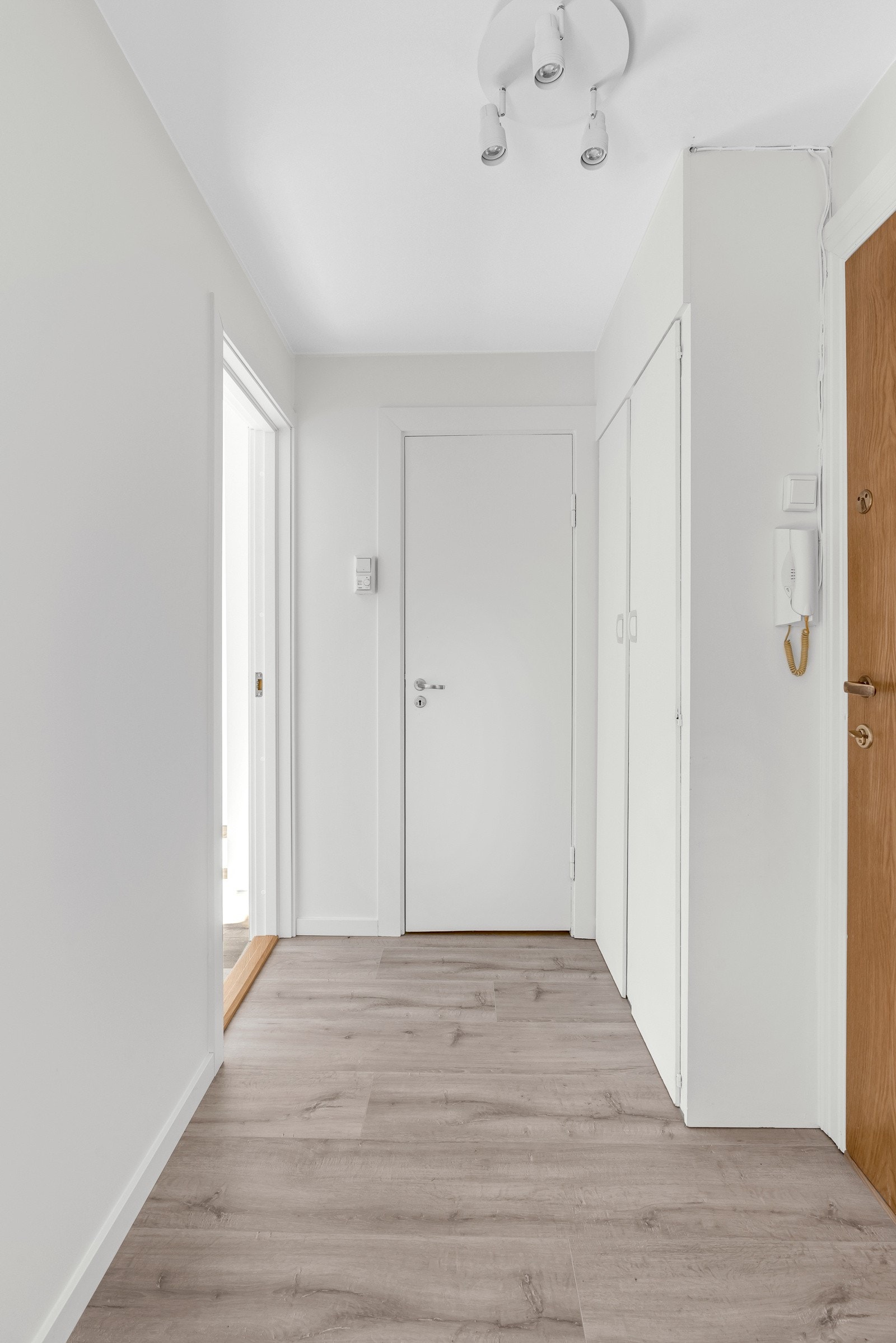 Entreen har garderobeskap med lagringsplass til yttertøy og sko. Galleribilde