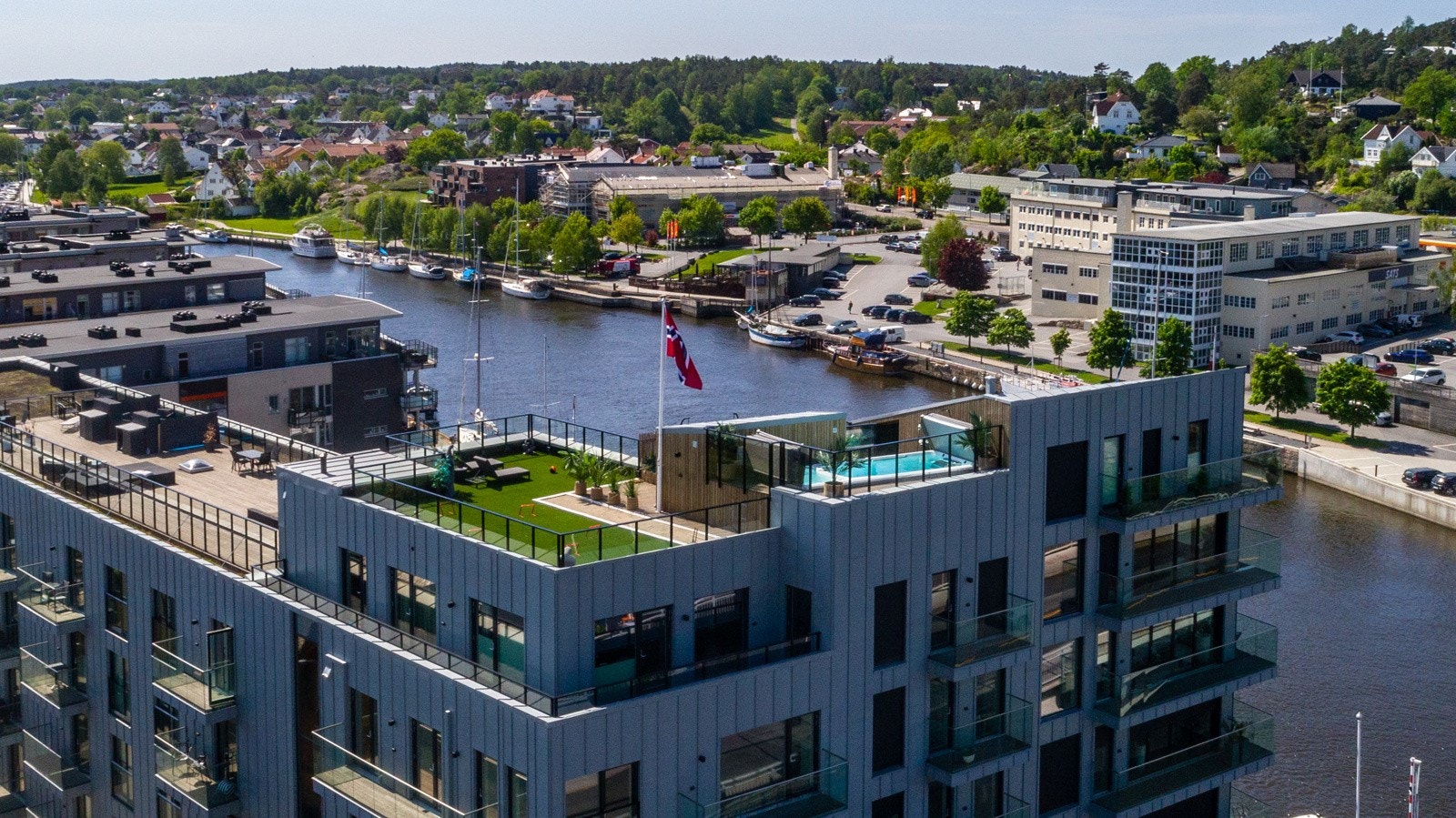 Topplelighet over to plan med panorama utsikt fra den 202 kvm store private terrassen Galleribilde