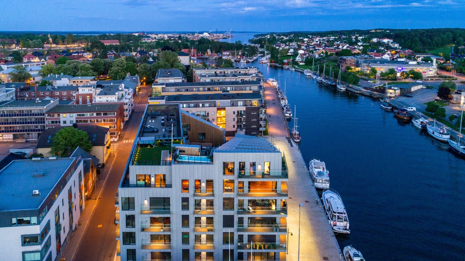 Fra stue/kjøkken og 2 soverom er det utgang til ca 45 kvm balkong. Galleribilde