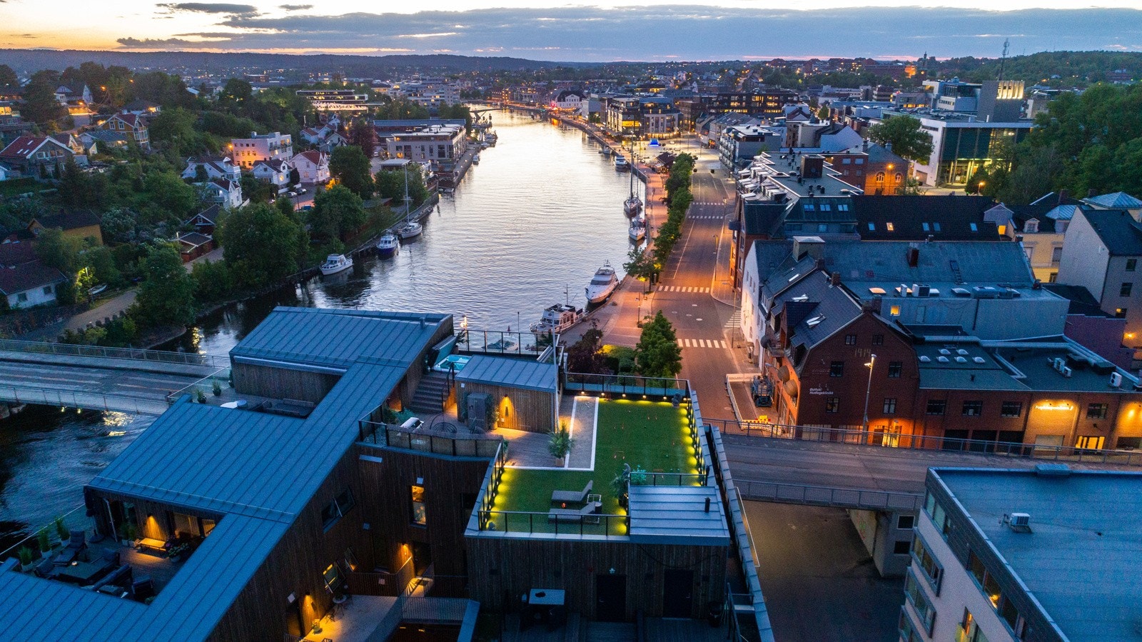 Fantastisk utsikt over elven med gode solforhold gjennom hele dagen Galleribilde