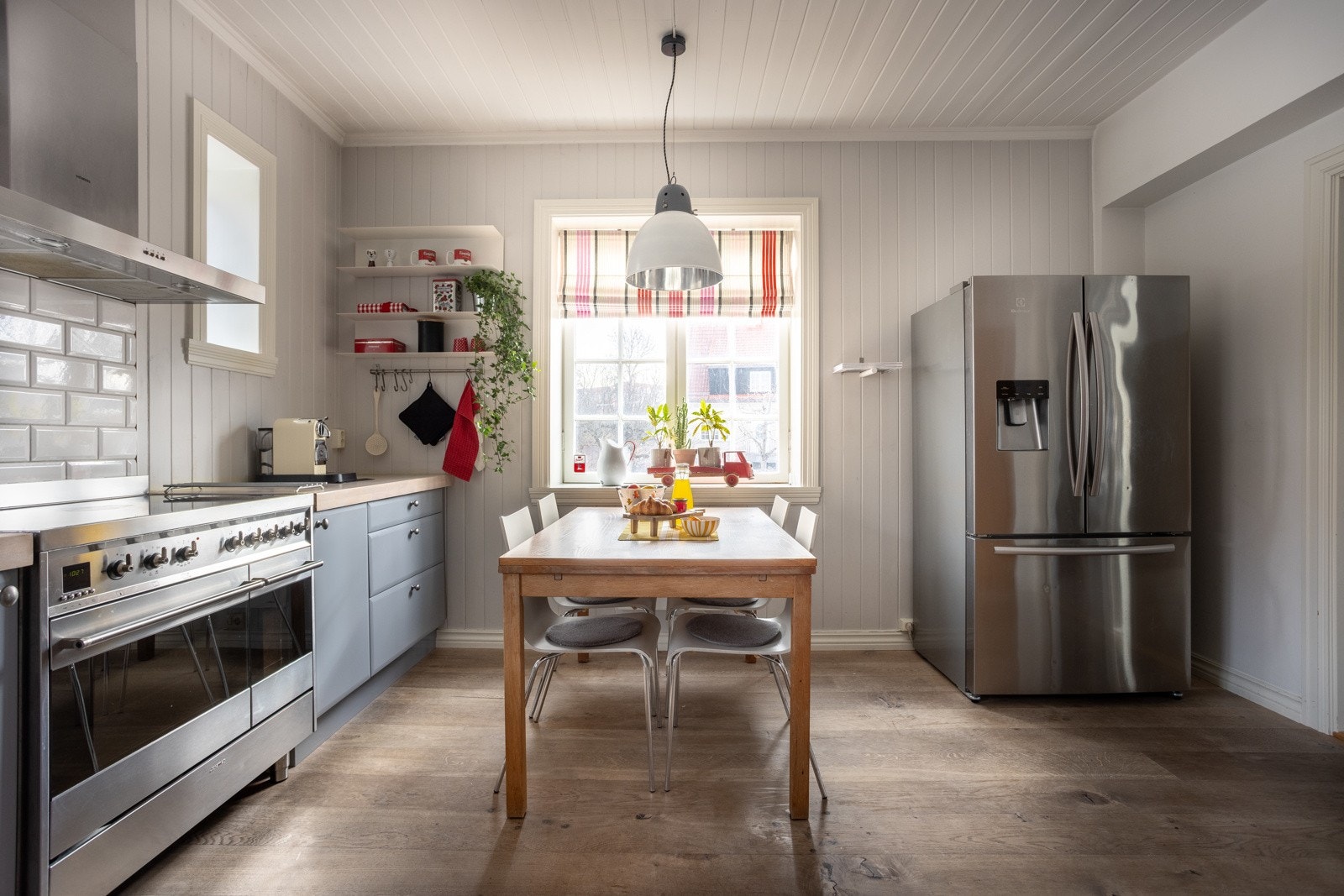 Videre er det heltre benkeplate, fliser overbenk, ventilator vifte, underlimt kum og integrert oppvaskmaskin fra 2019. Galleribilde