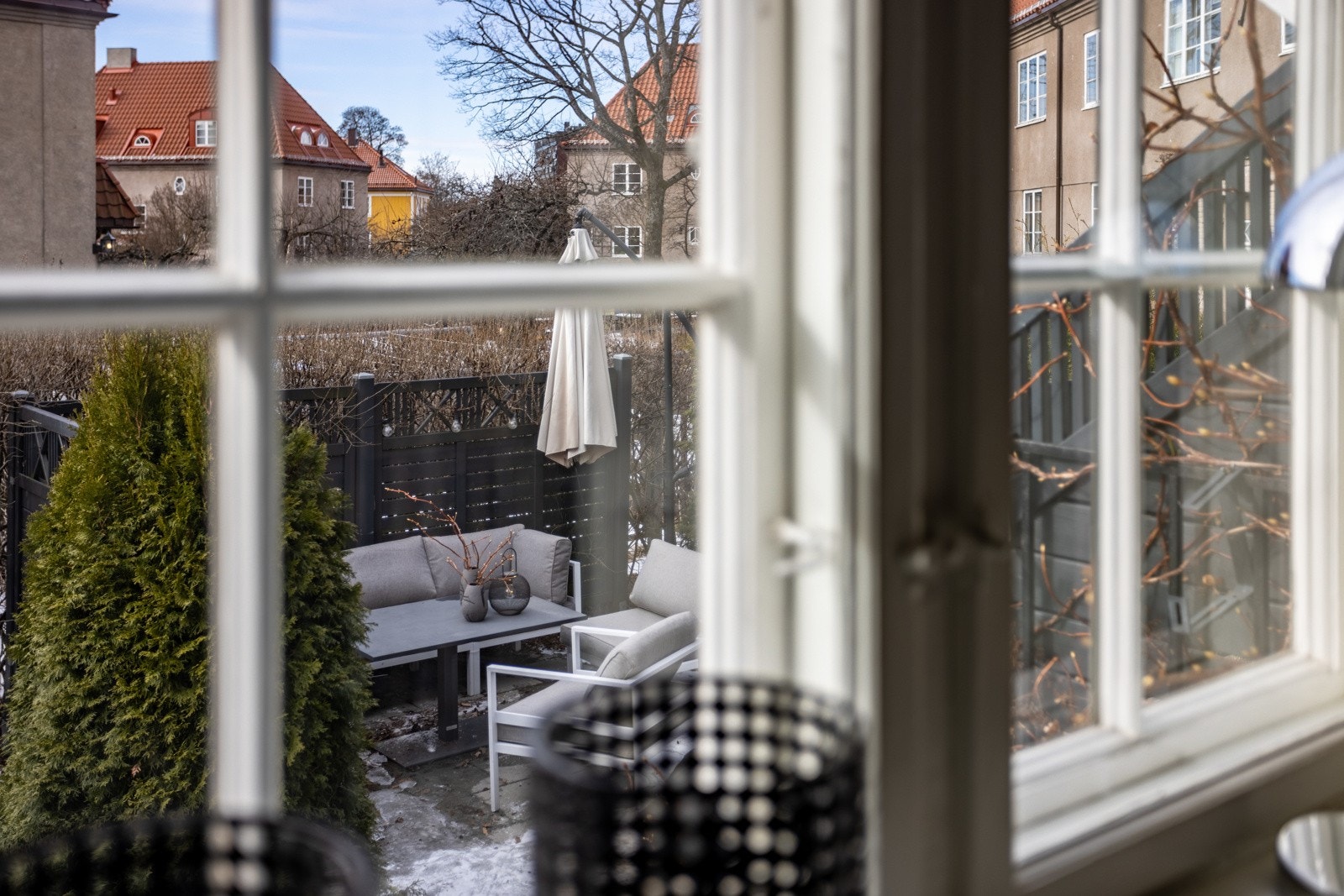 Detaljer | Utsyn til hagen fra kjøkkenet. Galleribilde