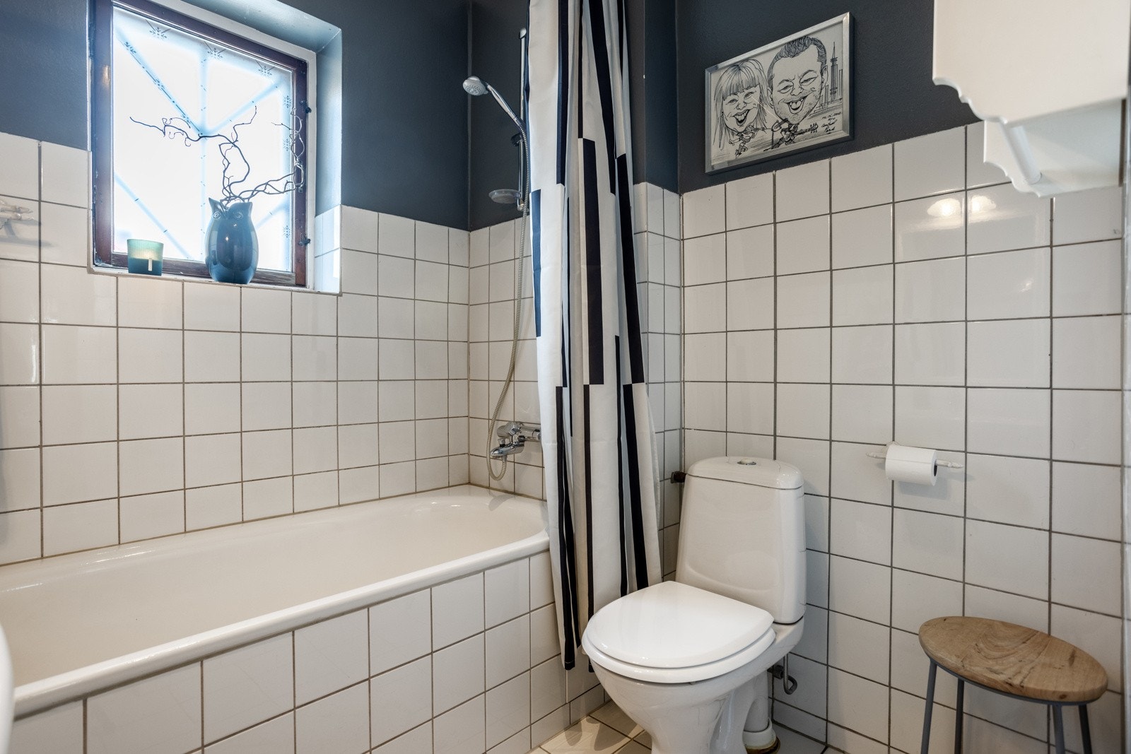 Badet er fra ukjent årstall. Det er wc, søyleservant og dusj i innmurt badekar. Galleribilde