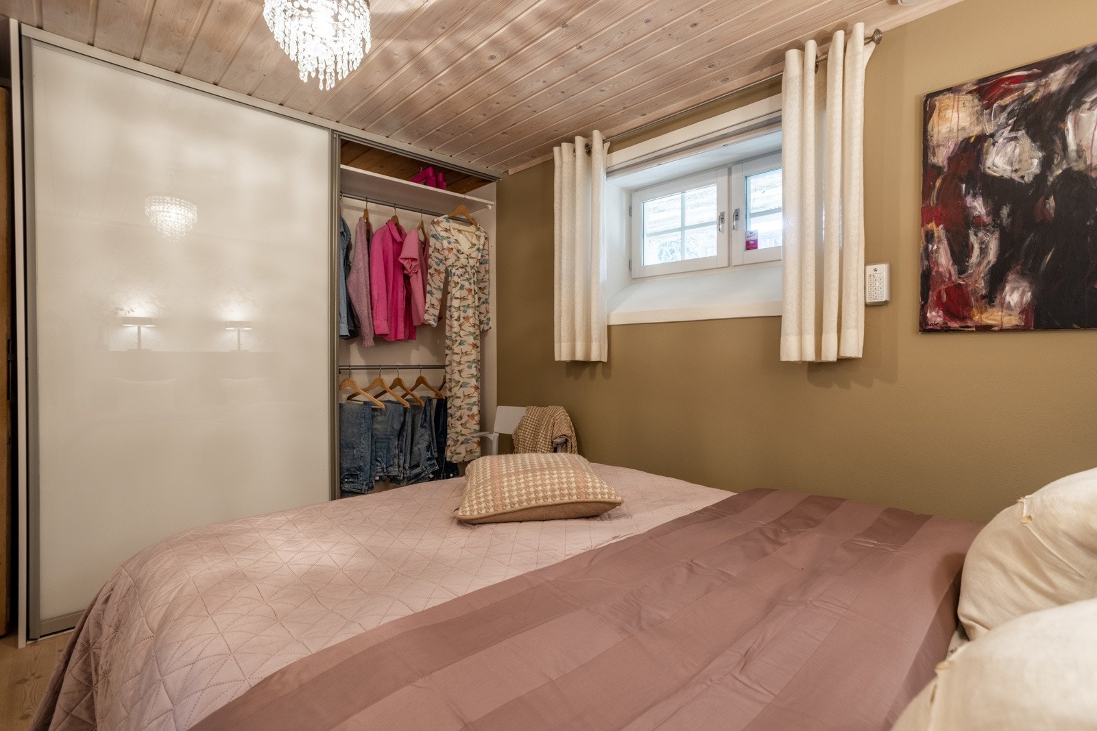 I tillegg er det en stor skyvedørsgarderobe for rikelig med oppbevaringsplass. Galleribilde