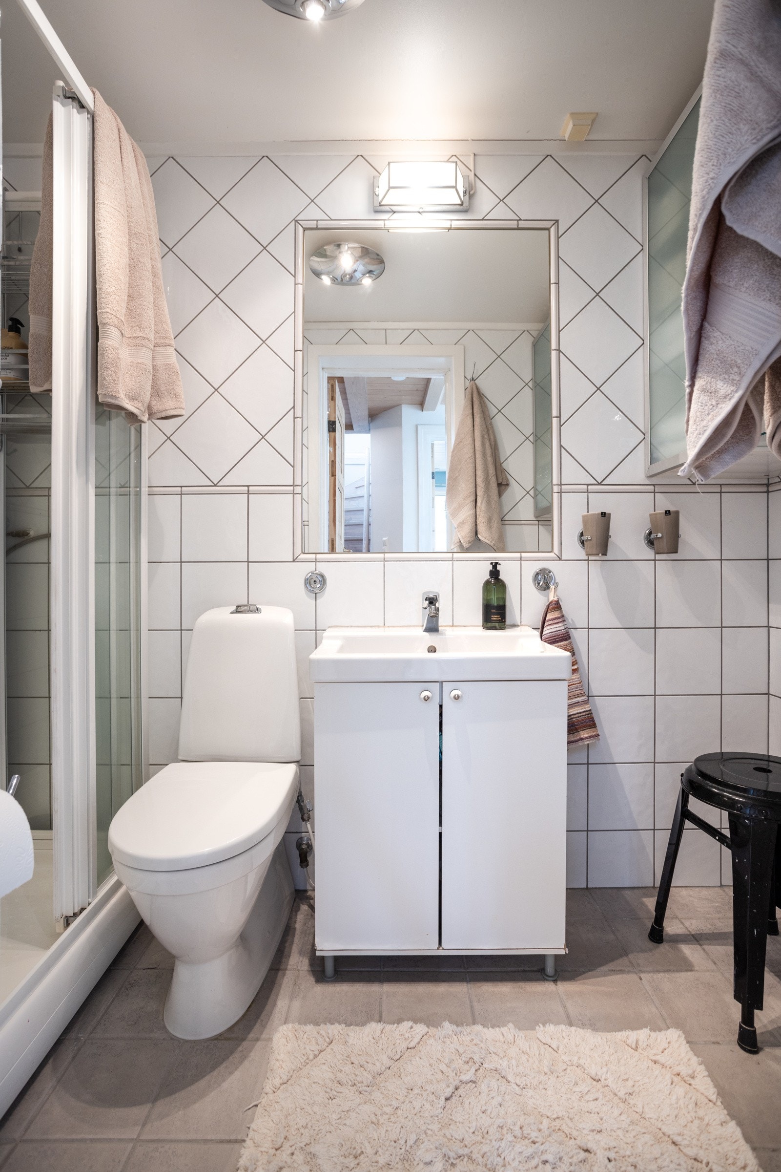 Badet i underetasjen er fra 1996, og er utstyrt med wc, servantskap og dusjkabinett. Det er i tillegg opplegg for vaskemaskin. Galleribilde