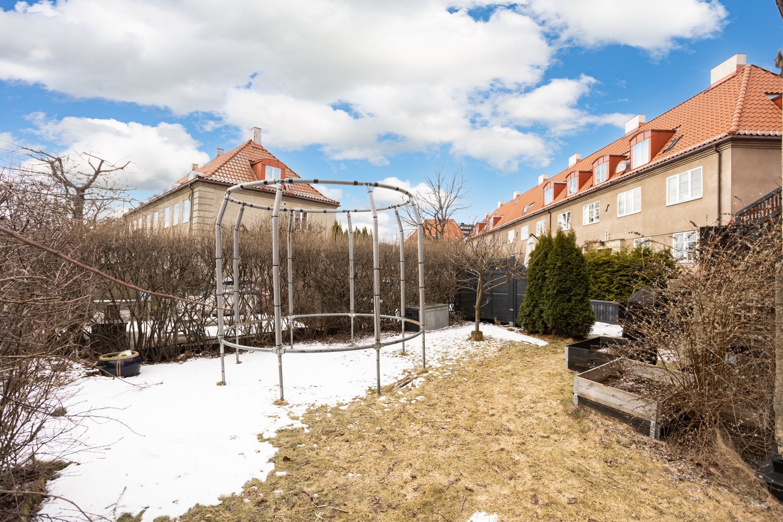 En sjarmerende leilighet med barnevennlig og nydelig beliggenhet i UIlevål Hageby. Galleribilde