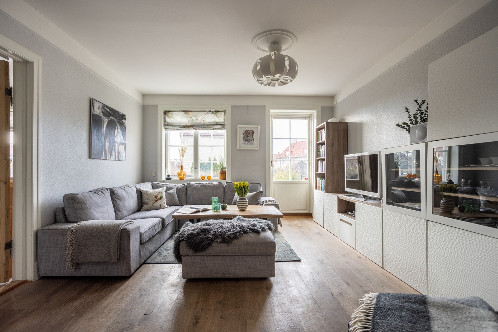 Leiligheten har en praktisk og familievennlig planløsning som går over 1.etasje med utbygget kjeller. Galleribilde