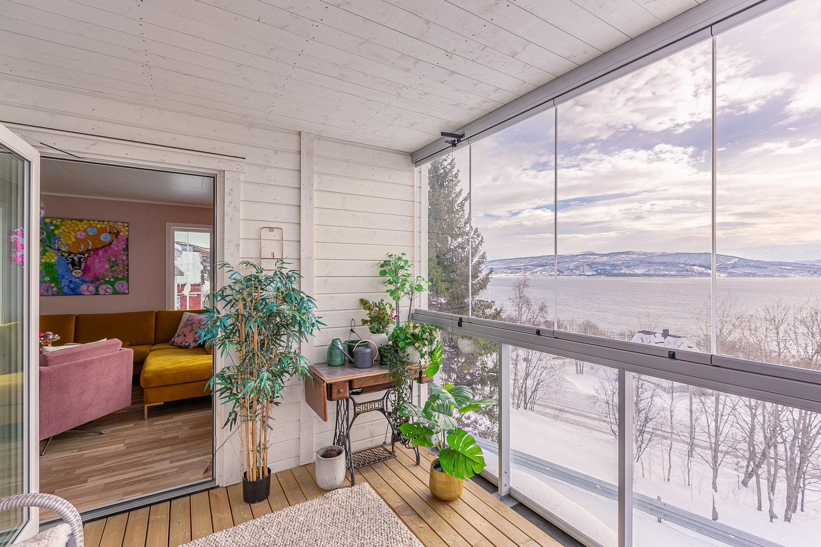 Romslig innglasset veranda. Galleribilde