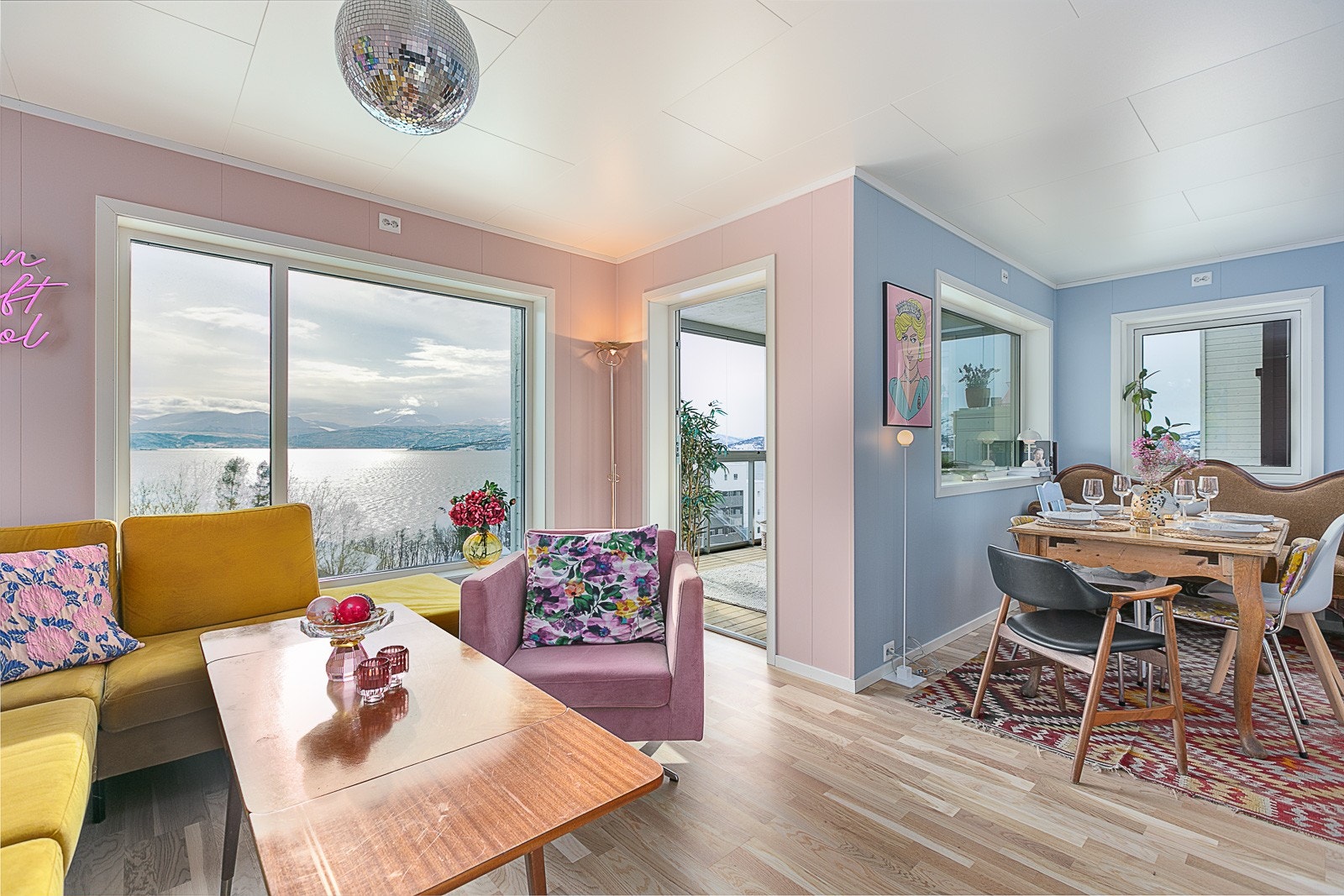 Fantastisk utsikt fra stue og utgang til innglasset veranda. Galleribilde