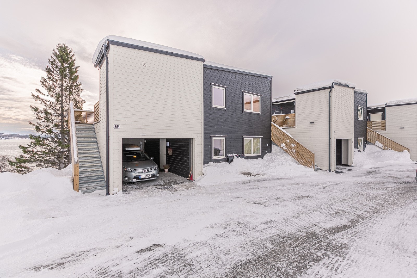 Parkering i carport med direkte adgang til inngangsdør. Galleribilde
