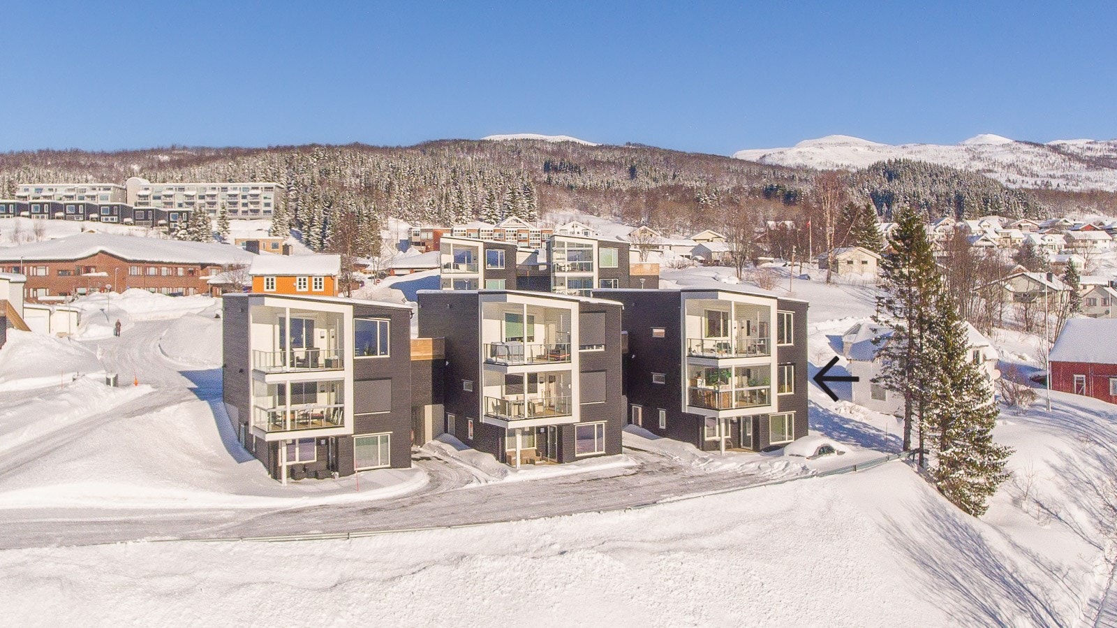 Påkostet leilighet med to soverom og trinnløs adkomst - parkering i carport, fantastisk utsikt, innglasset veranda og sentrumsnær beliggenhet. Galleribilde