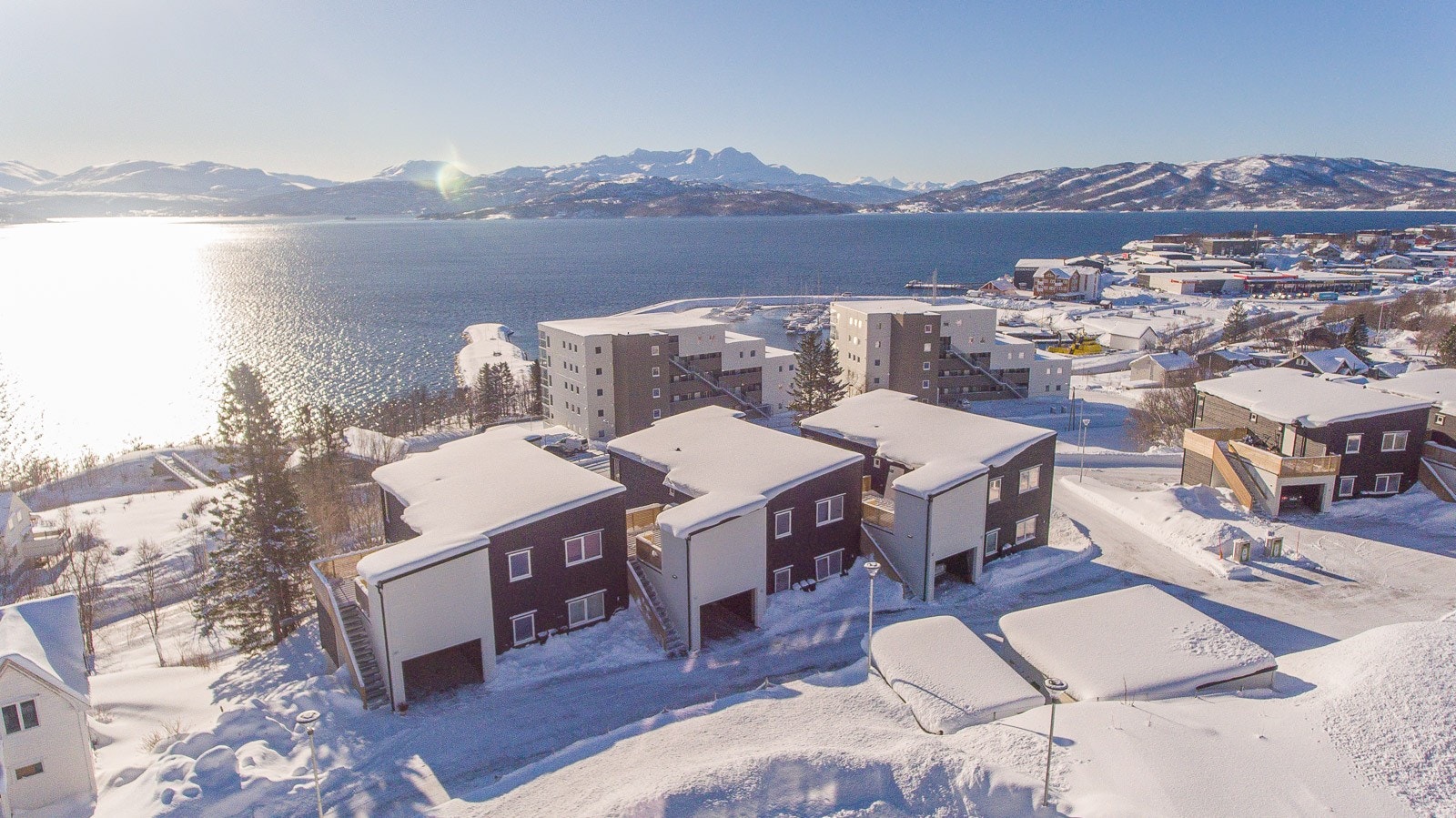 Sentral beliggenhet med gangavstand til barnehage, skole, matbutikk og Finnsnes sentrum. Galleribilde