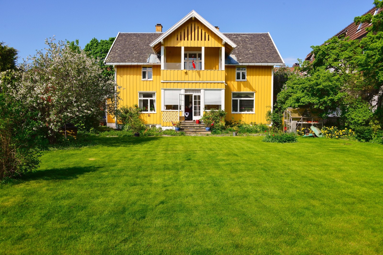 Hagen blomstrer med flotte trær og diverse beplantning på sommerhalvåret. Galleribilde