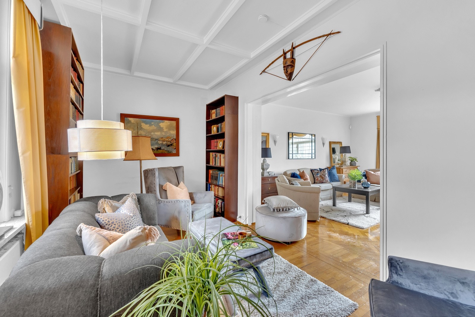 Innenfor hovedstuen har boligen en mindre stue, i dag benyttet til bibliotek. Galleribilde