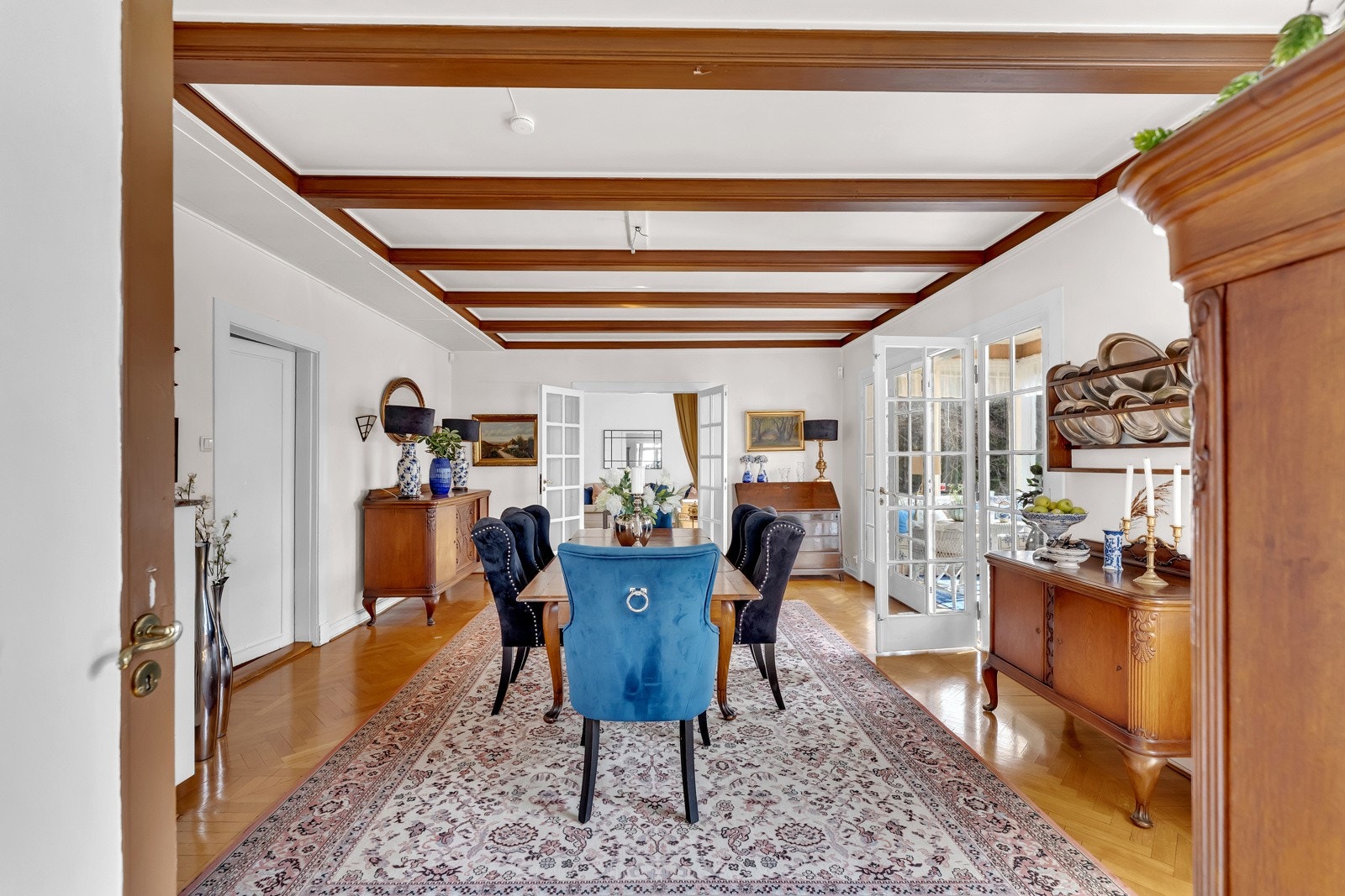 Boligens 1.etasje byr på flere store rom, med luftige takhøyder. Galleribilde