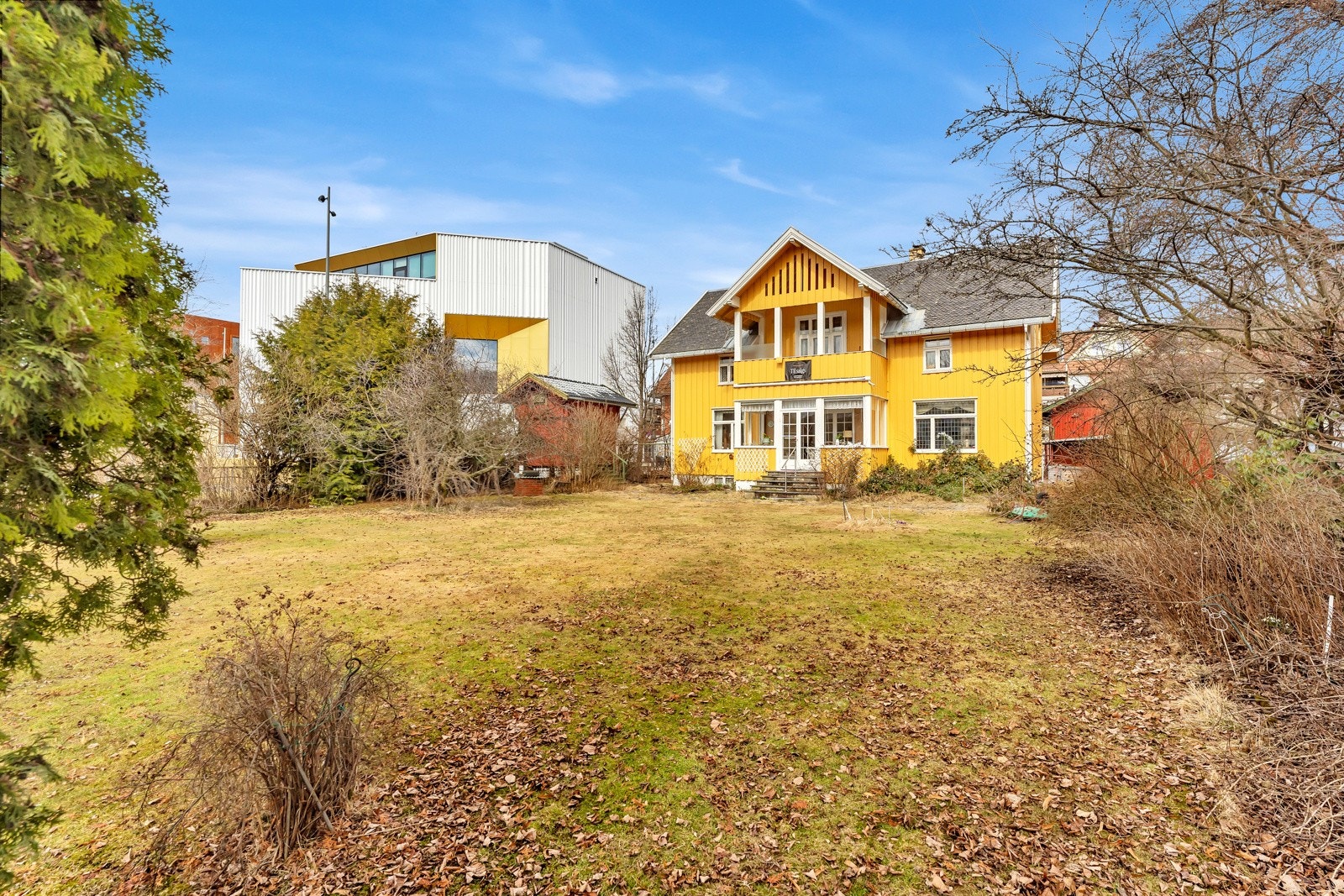 Boligen byr på fire soverom, et bad, to WC, et kjøkken, et grovkjøkken, separat vaskerom, hall, stue, tilleggs stue, spisestue og flere innredet rom/boder. Galleribilde