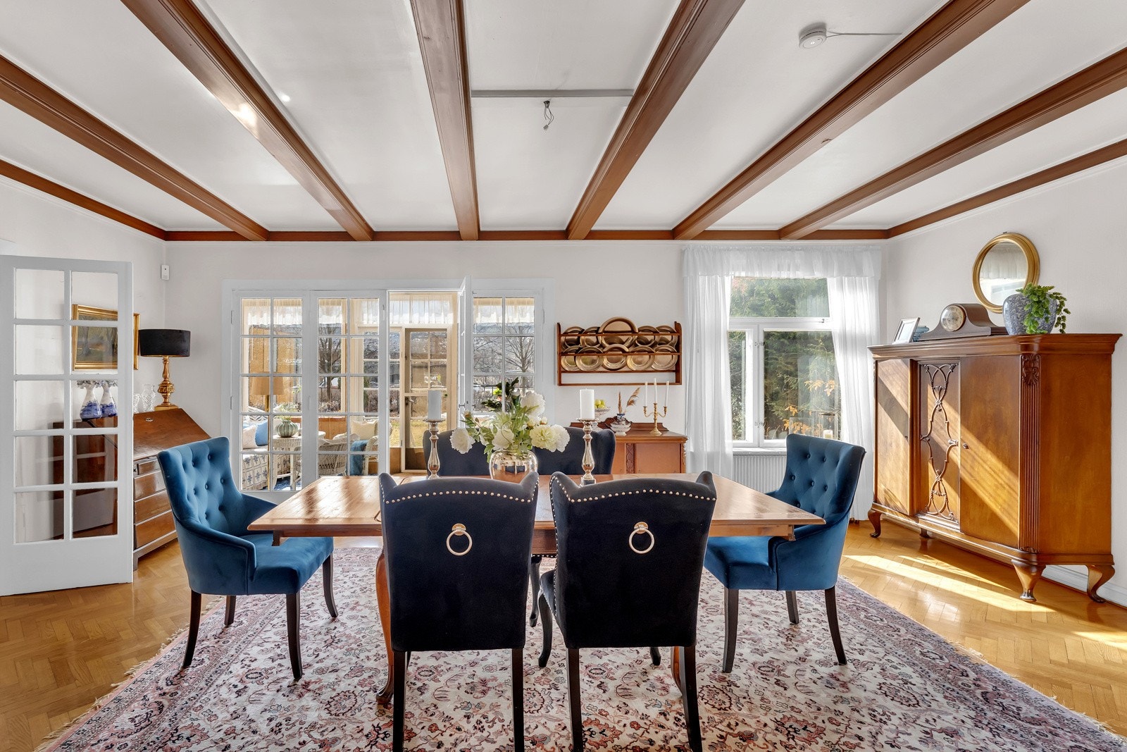 En historisk bygning på hele 365 kvm, med fantastiske detaljer over tre plan. Galleribilde