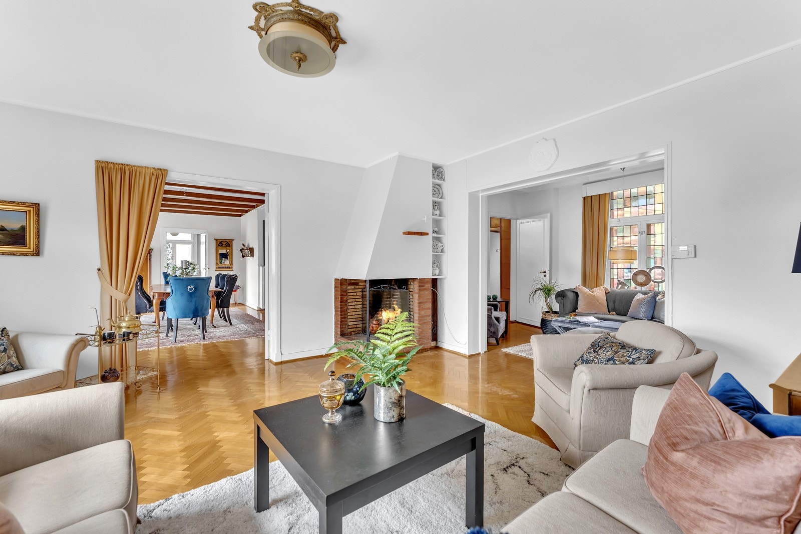 Lys og luftlig stue med fiskebensparkett i eik på gulvet Galleribilde