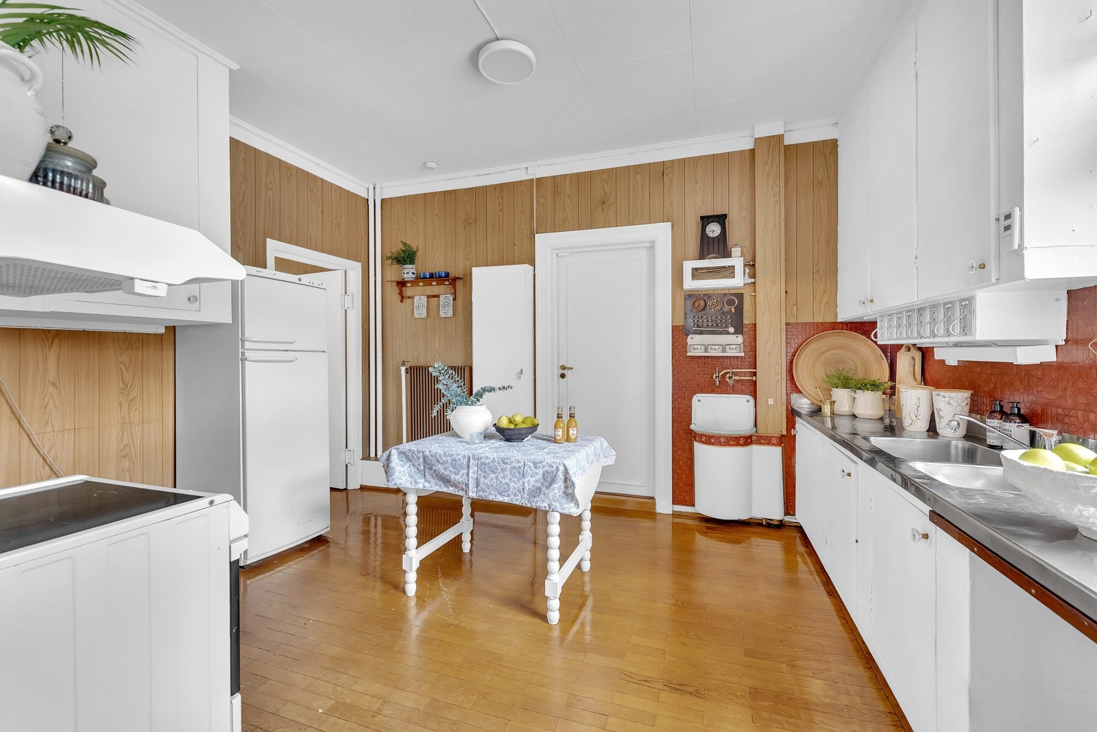 Kjøkkenet er romslig med høy takhøyde, slik som i resten av etasjen. Galleribilde