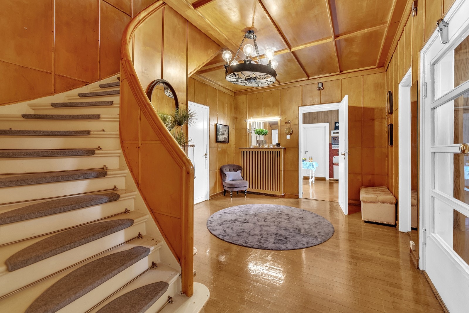 Trappen opp i 2.etasje er virkelig et smykke i rommet. Galleribilde