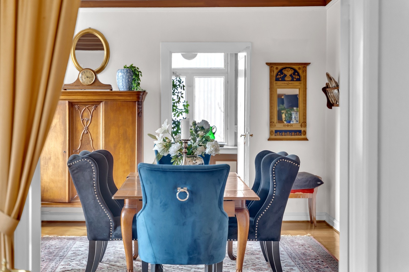 Herskapelig spisestue i 1.etasje. Galleribilde