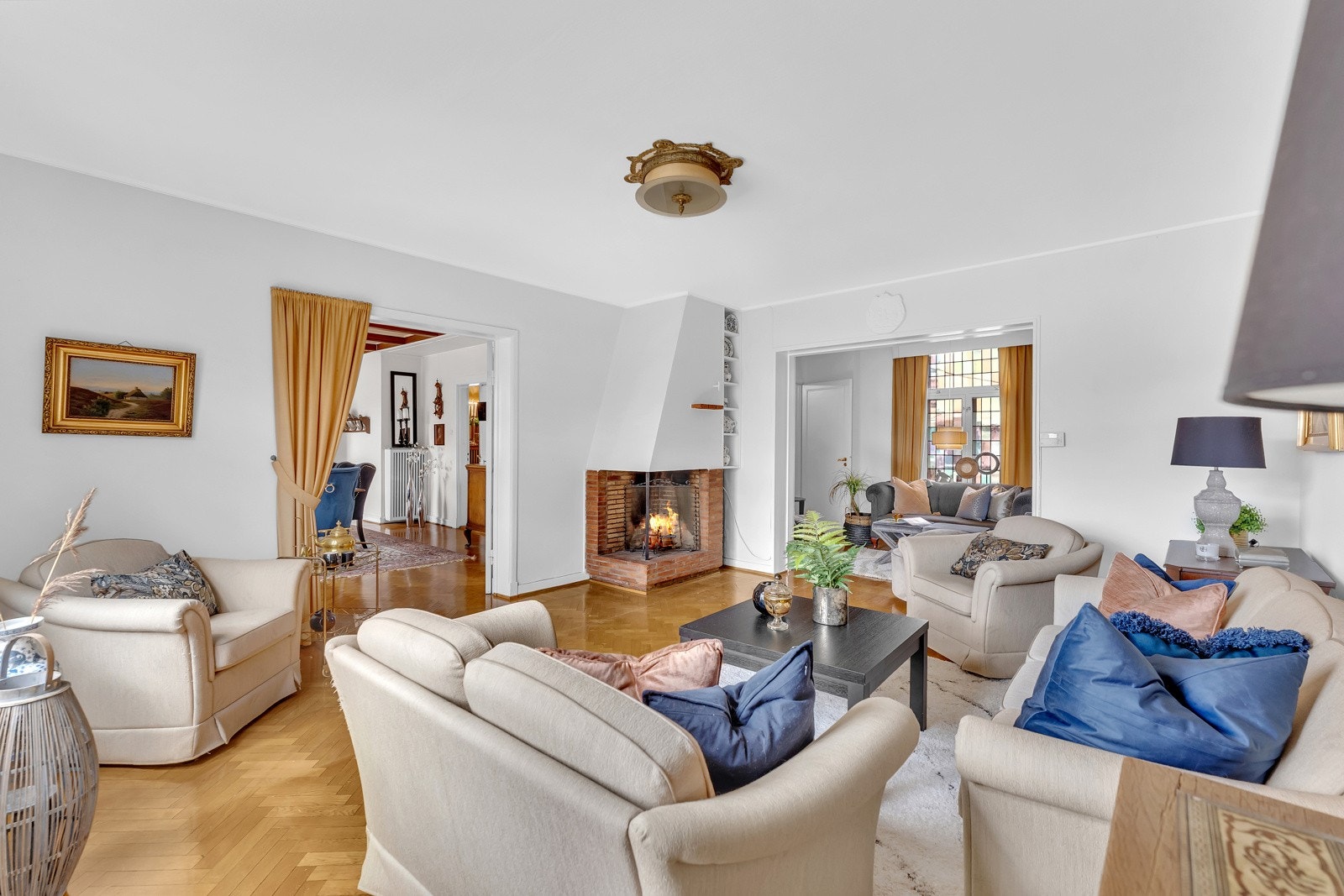 Stuen har en flott peis som bidrar til hygge og varme i rommet. Galleribilde