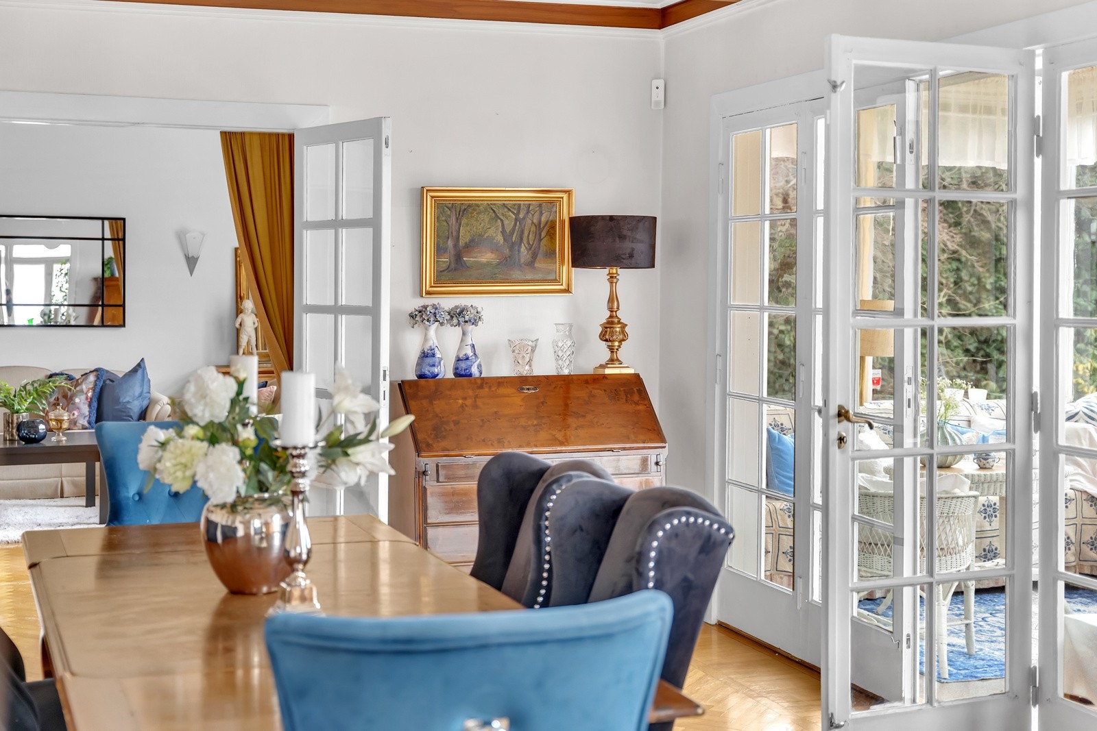 Fra boligens spisestue er det adkomst til den koselige vinterhagen, som videre fører ut i hagen. Galleribilde