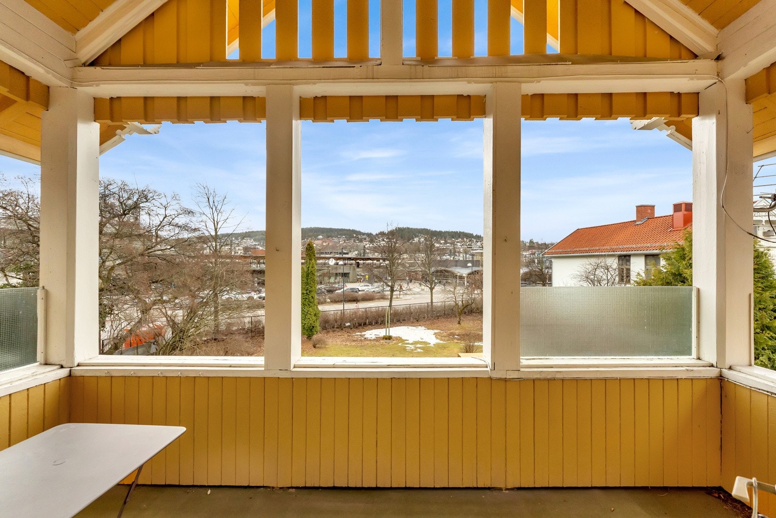 Balkongen i 2.etasje. Herfra har du utsikt over livet i byen. Galleribilde