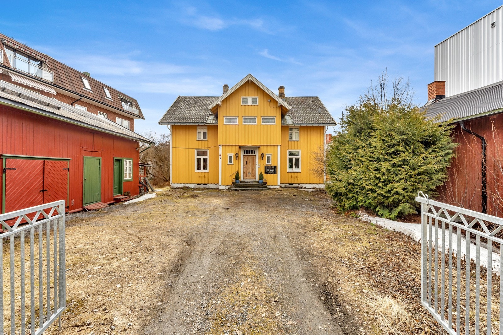 Dette er en spennende eiendom fra rundt 1880-tallet, med sjeldent stor tomt på rett under 1667 Kvm. Galleribilde