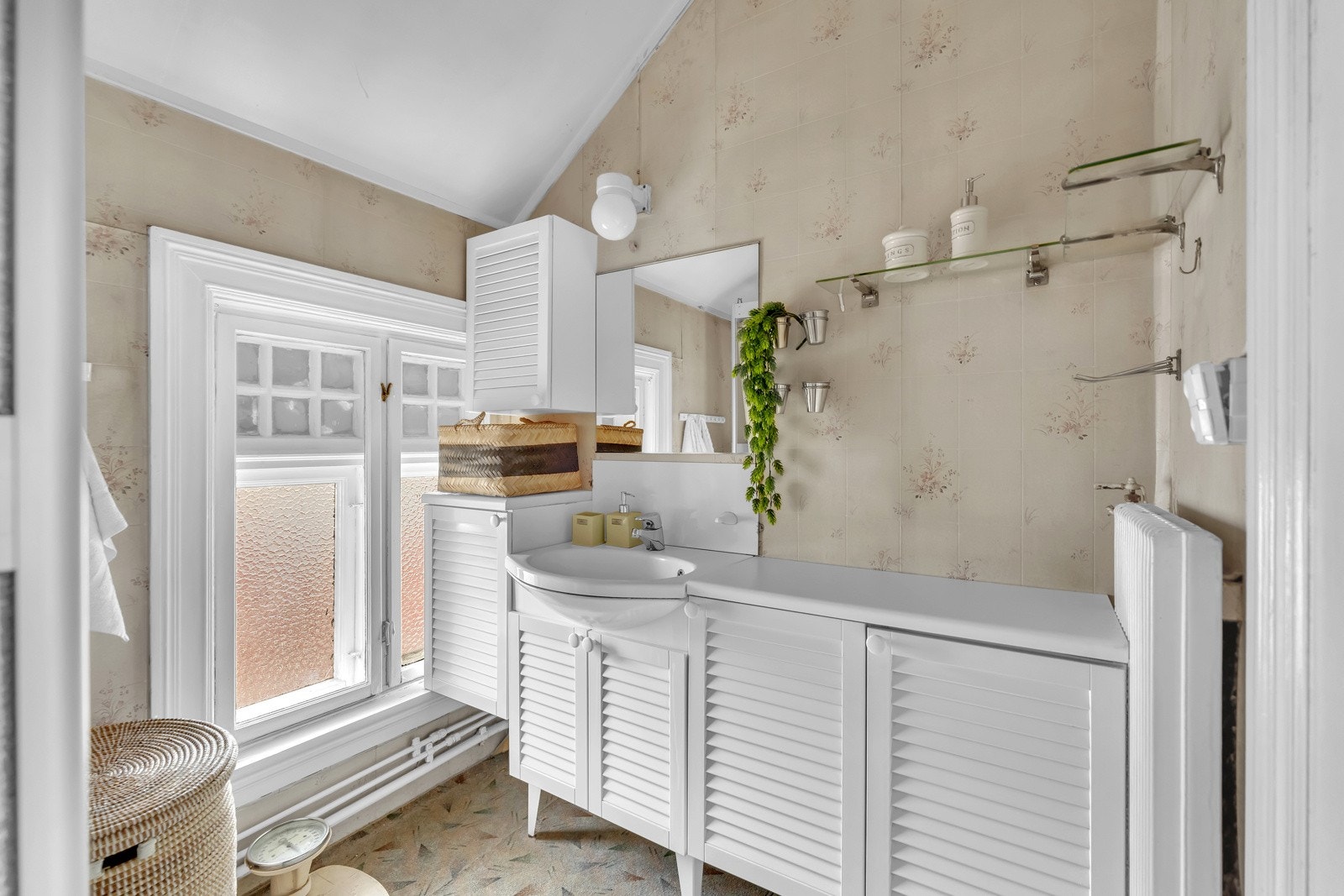 Badet ligger i 2.etasje. Dette er av eldre standar og har behov for modernisering og oppgradering. . Galleribilde