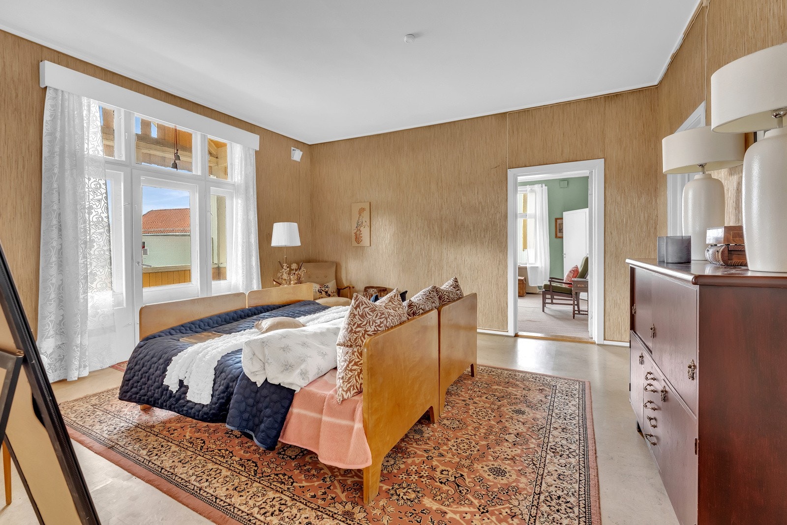 Alle soverommen i 2.etasje er romslige med god plass til store senger og annet ønskelig møblemnt. Galleribilde