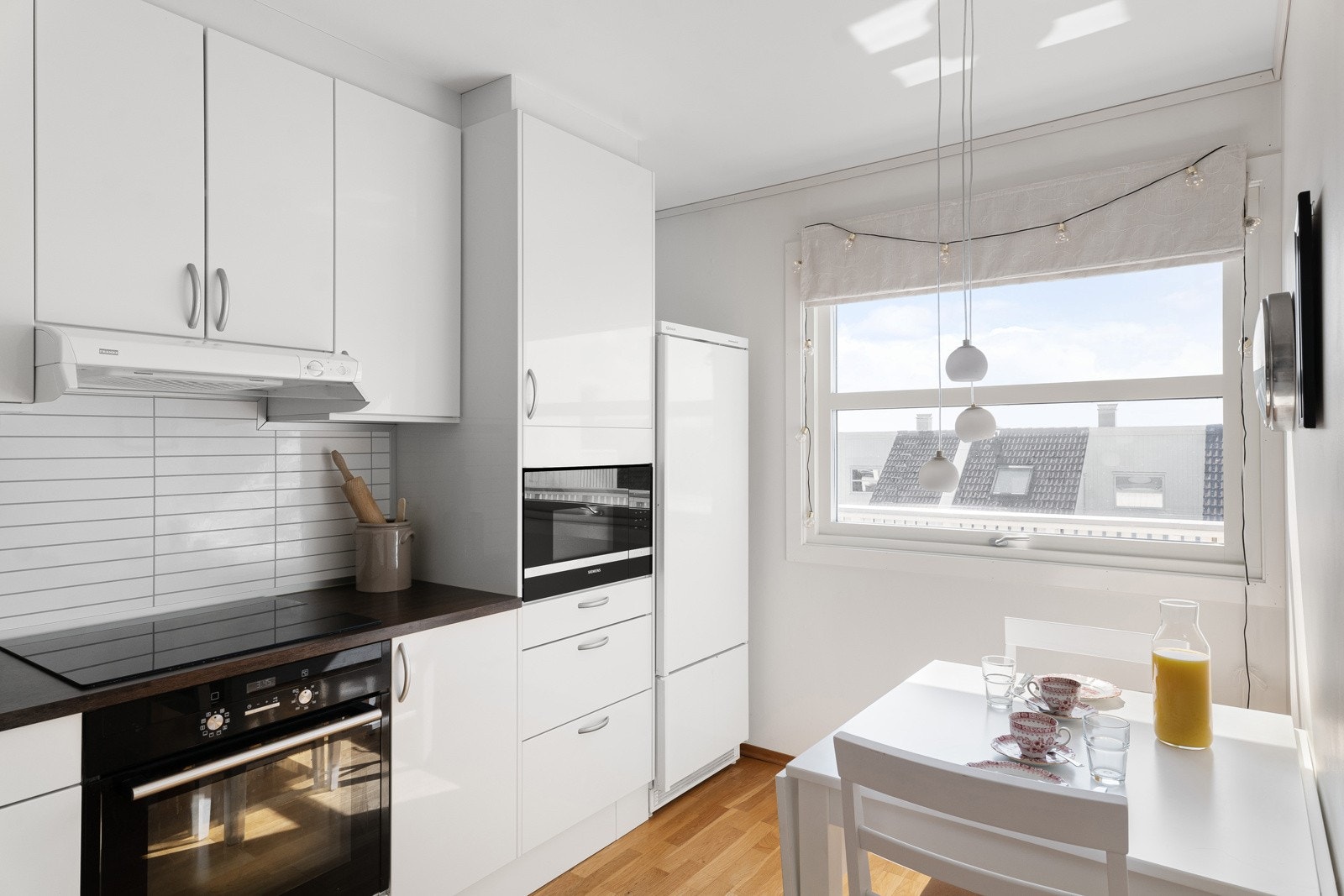De integrerte hvitevarene består av stekeovn, koketopp, ventilator og oppvaskmaskin. Galleribilde